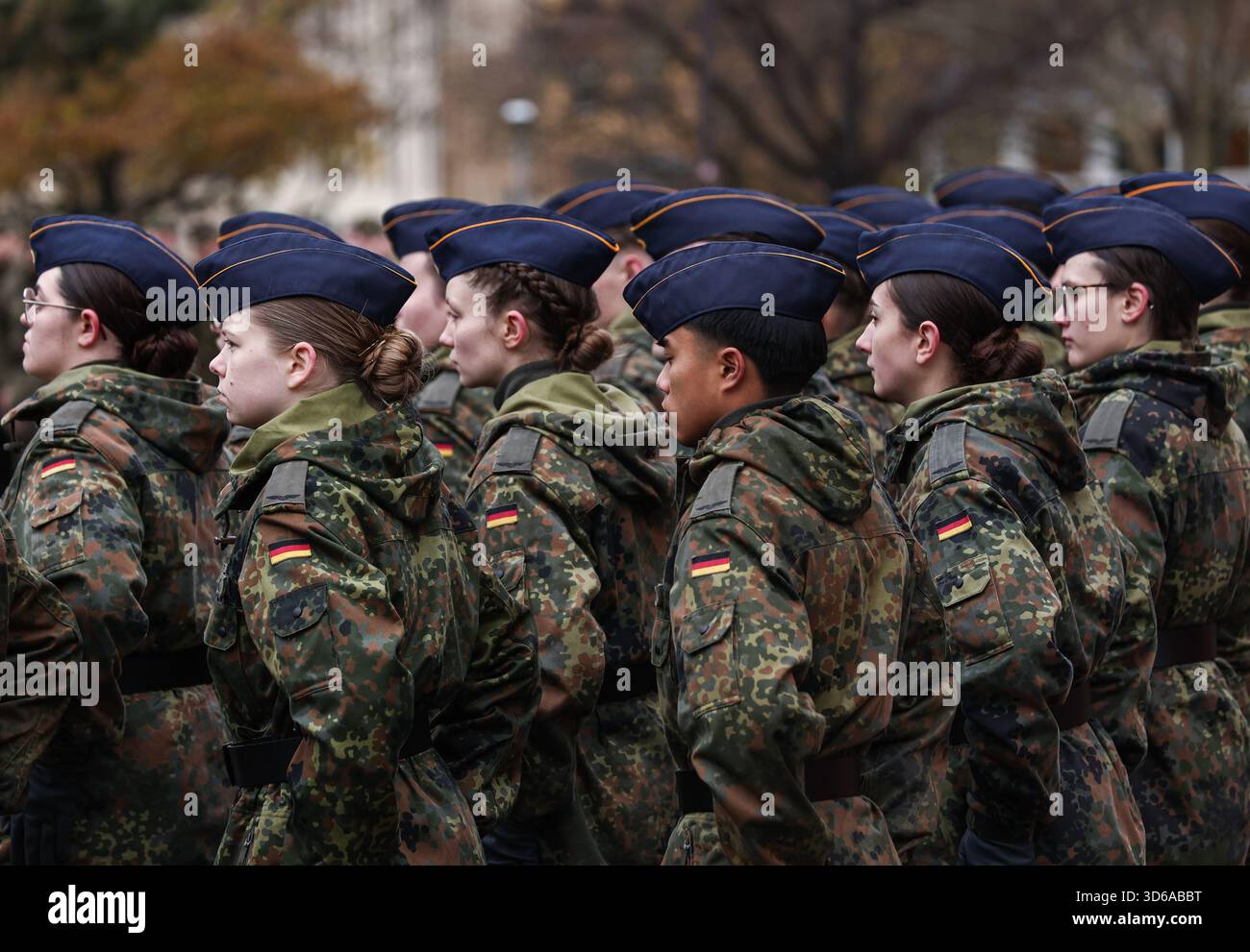 19 November 2025, Rhineland-Palatinate, Mainz: Soldiers stand in ...