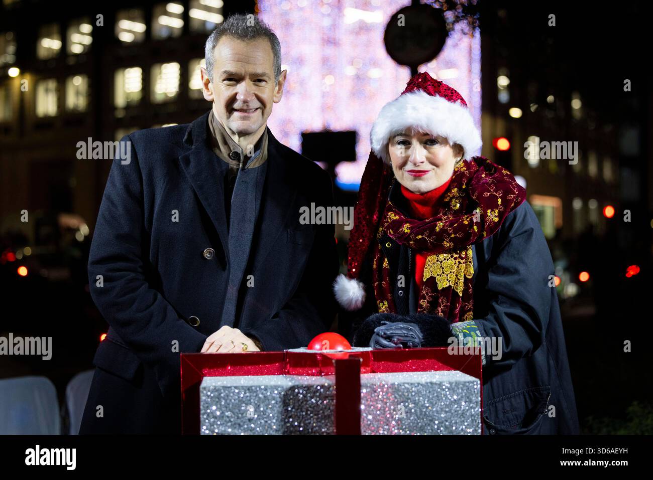 EDITORIAL USE ONLY Alexander Armstrong and Lady Lucy French, chief executive of Fleet Street Quarter Bid kick starts the Christmas celebrations in Fleet Street Quarter, marking the launch of the area's partnership with the National Literacy Trust and debut of it's 'Snoopy in the City' Sculpture Trail as part of Peanuts' 75th anniversary, London. Issue date: Wednesday 19 November, 2025. Stock Photo