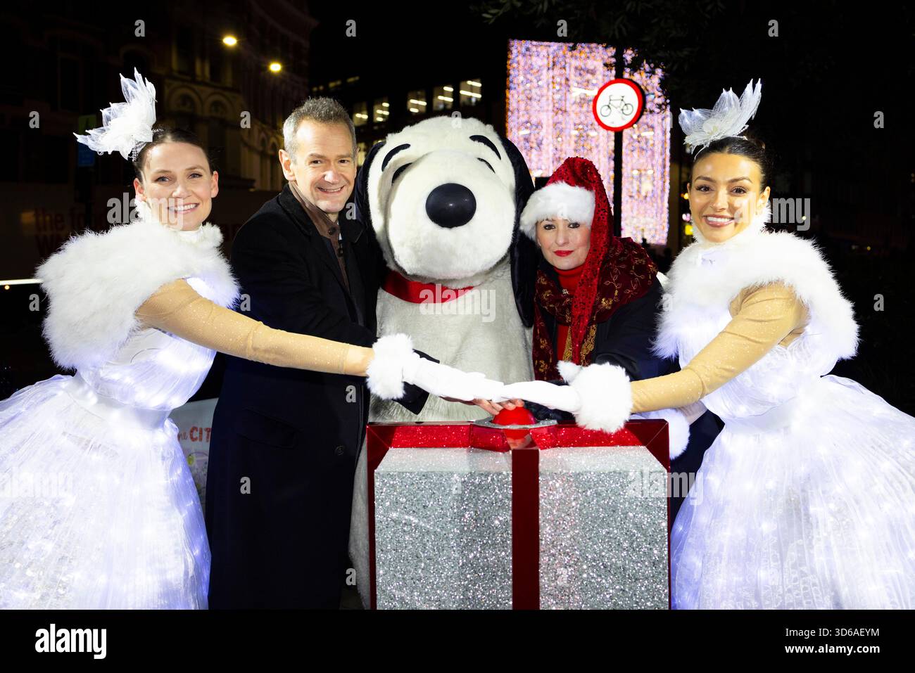 EDITORIAL USE ONLY Alexander Armstrong and Lady Lucy French, chief executive of Fleet Street Quarter Bid, kick starts the Christmas celebrations in Fleet Street Quarter, marking the launch of the area's partnership with the National Literacy Trust and debut of it's 'Snoopy in the City' Sculpture Trail as part of Peanuts' 75th anniversary, London. Issue date: Wednesday 19 November, 2025. Stock Photo