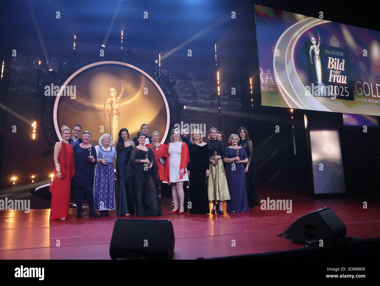 19 November 2025, Hamburg: The award winners and their laudators stand on stage at the end of the 'Goldene Bild der Frau' award ceremony at the Stage Theater an der Elbe: Olympic dressage champion Jessica von Bredow-Werndl (l-r), Carolin Feismann from the animal-assisted children's hospice 'Gut Feismann' and her husband Stefan, Helene Nestler, 'Mammalade für Karla e.V.', Sally (l), Internet baking queen, Miriam Peters, 'Land-Grazien' project, presenter Kai Pflaume, presenter Ruth Moschner, Katja Diemer, Deutsche Postcode Lotterie, Karin Prien (CDU, l), Federal Minister of Education, Family Aff Stock Photo