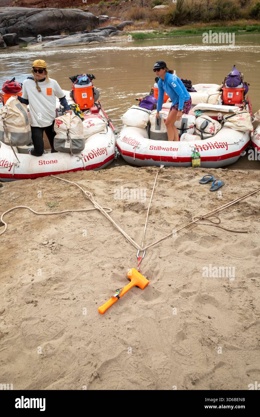 Shore Raft Rafting anchor hi-res stock photography and images - Alamy