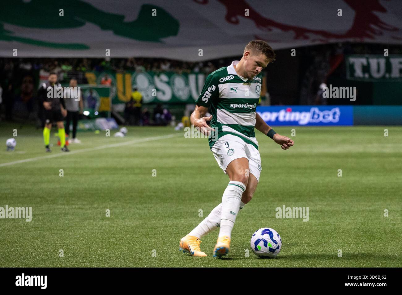 SãO PAULO, SP - 19.11.2025: PALMEIRAS X VITóRIA - Bruno Fuchs during the  match between Palmeiras and Vitória, valid for the early 37th round of the  Brasileirão and held on Wednesday night (