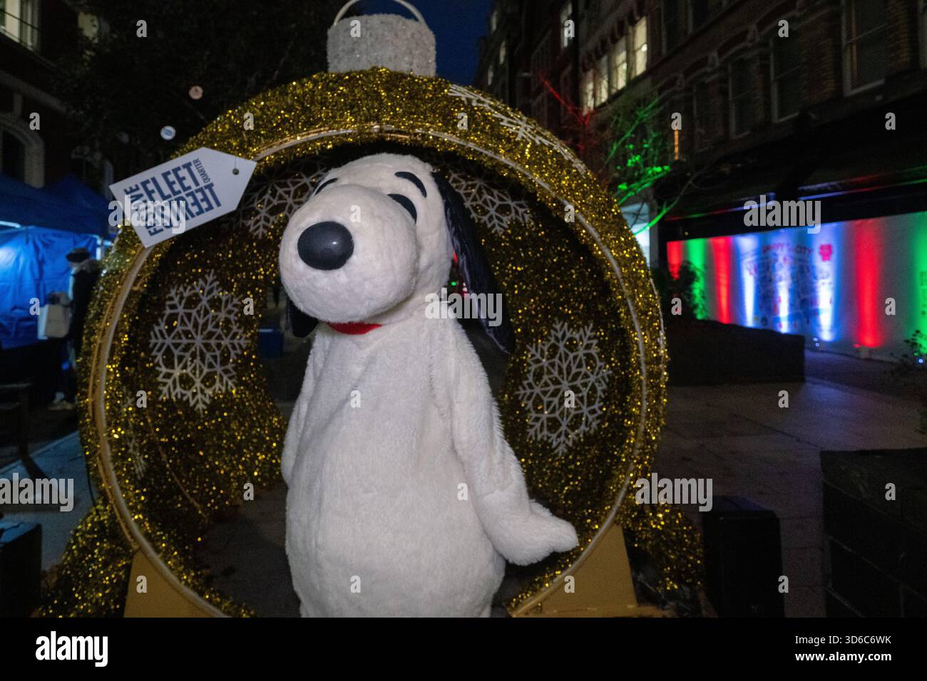 London, UK, 19th November 2025, Christmas Lights were switched on in Fleet Street by Alexander Armstrong, Snoopy and  Lady Lucy French on the 19th November. It marks the start of Festive Fleet Street Quarter 2025 programme which includes a Snoopy sculpture trail. Featuring 12 artist-designed Snoopy sculptures displayed across the Quarter, this runs until 16th January 2026., Andrew Lalchan Photography/Alamy Live News Stock Photo