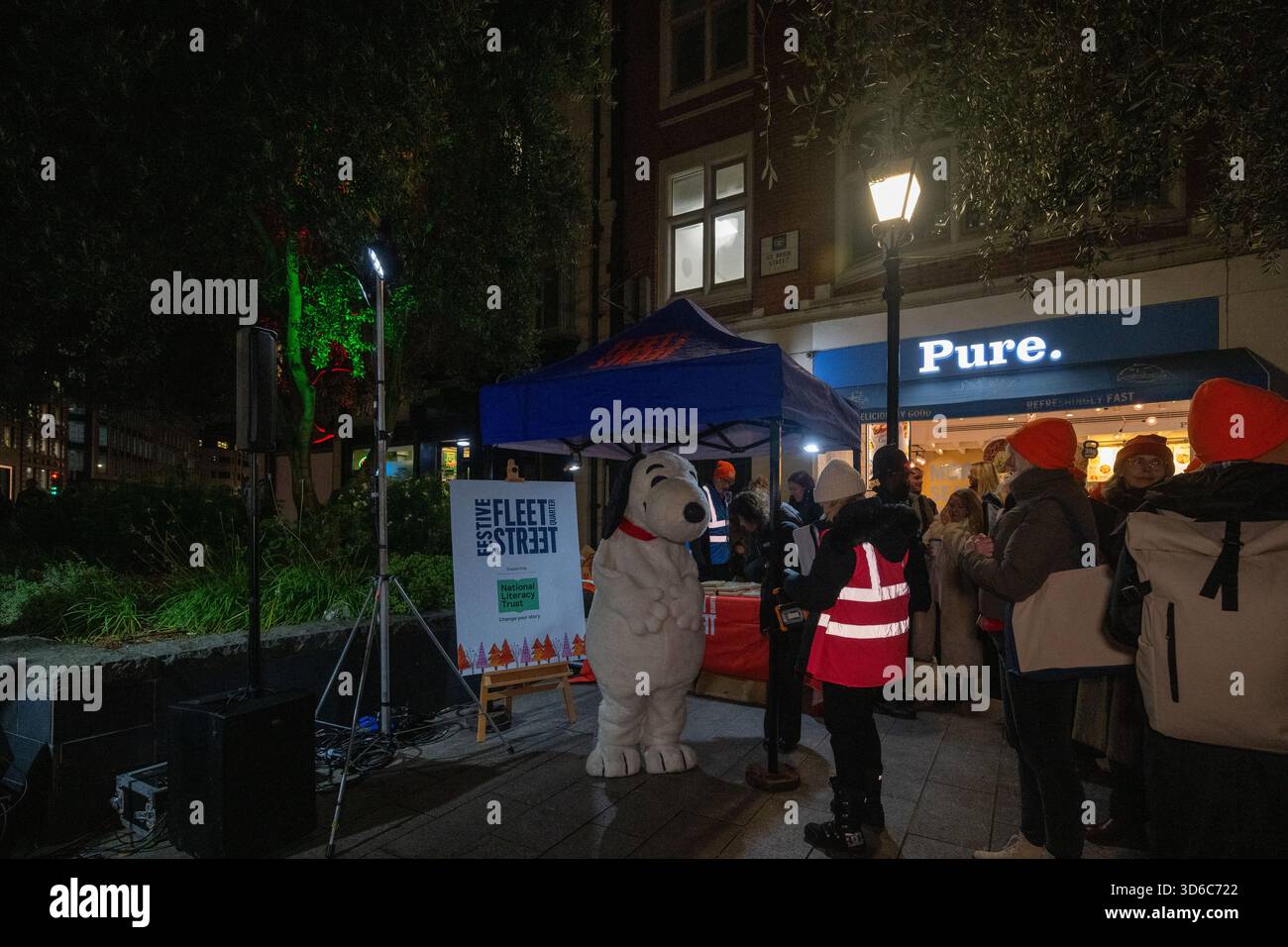 London, UK, 19th November 2025, Christmas Lights were switched on in Fleet Street by Alexander Armstrong, Snoopy and  Lady Lucy French on the 19th November. It marks the start of Festive Fleet Street Quarter 2025 programme which includes a Snoopy sculpture trail. Featuring 12 artist-designed Snoopy sculptures displayed across the Quarter, this runs until 16th January 2026., Andrew Lalchan Photography/Alamy Live News Stock Photo