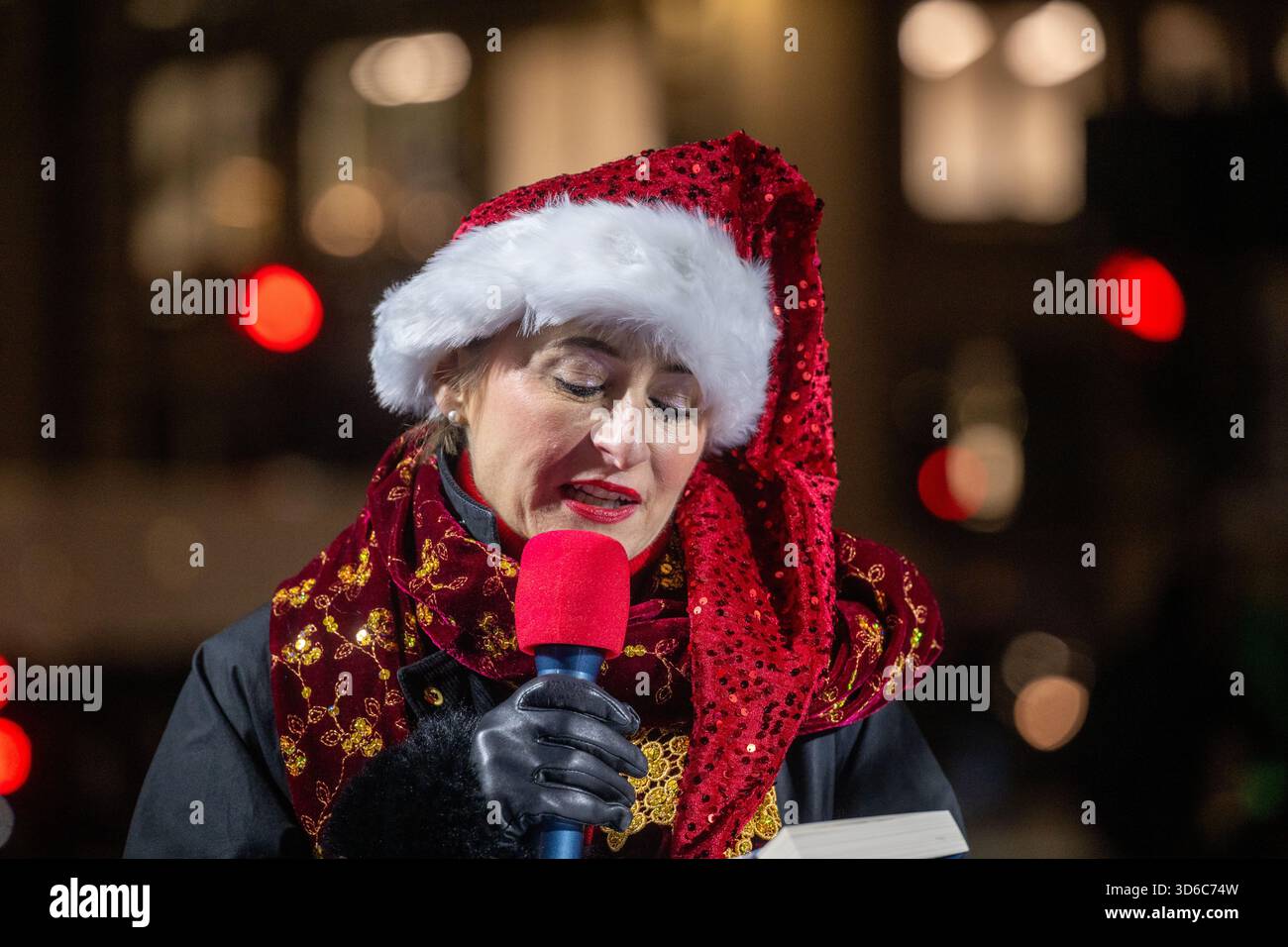 London, UK, 19th November 2025, Christmas Lights were switched on in Fleet Street by Alexander Armstrong, Snoopy and  Lady Lucy French on the 19th November. It marks the start of Festive Fleet Street Quarter 2025 programme which includes a Snoopy sculpture trail. Featuring 12 artist-designed Snoopy sculptures displayed across the Quarter, this runs until 16th January 2026., Andrew Lalchan Photography/Alamy Live News Stock Photo
