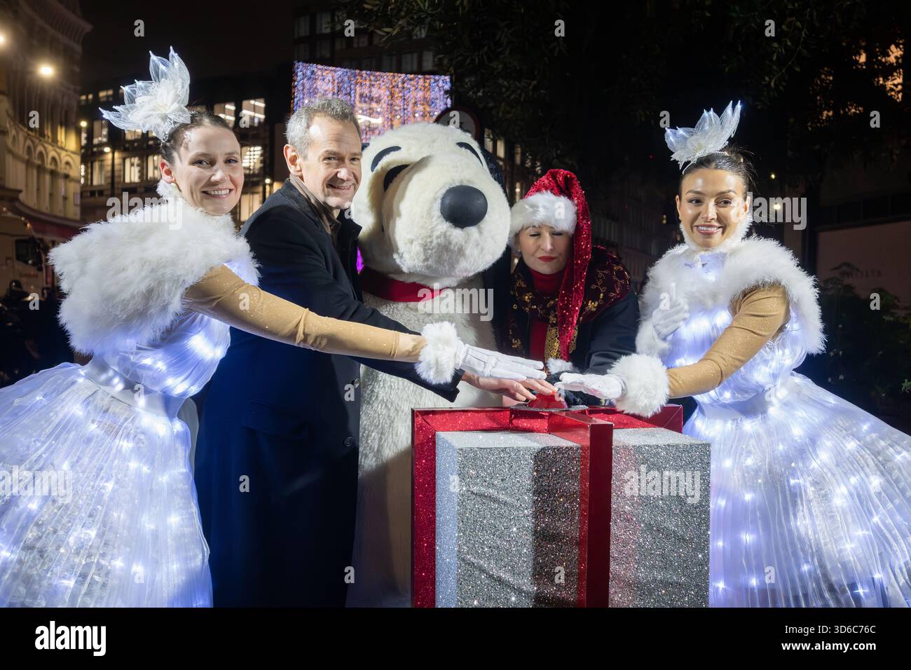 London, UK, 19th November 2025, Christmas Lights were switched on in Fleet Street by Alexander Armstrong, Snoopy and  Lady Lucy French on the 19th November. It marks the start of Festive Fleet Street Quarter 2025 programme which includes a Snoopy sculpture trail. Featuring 12 artist-designed Snoopy sculptures displayed across the Quarter, this runs until 16th January 2026., Andrew Lalchan Photography/Alamy Live News Stock Photo