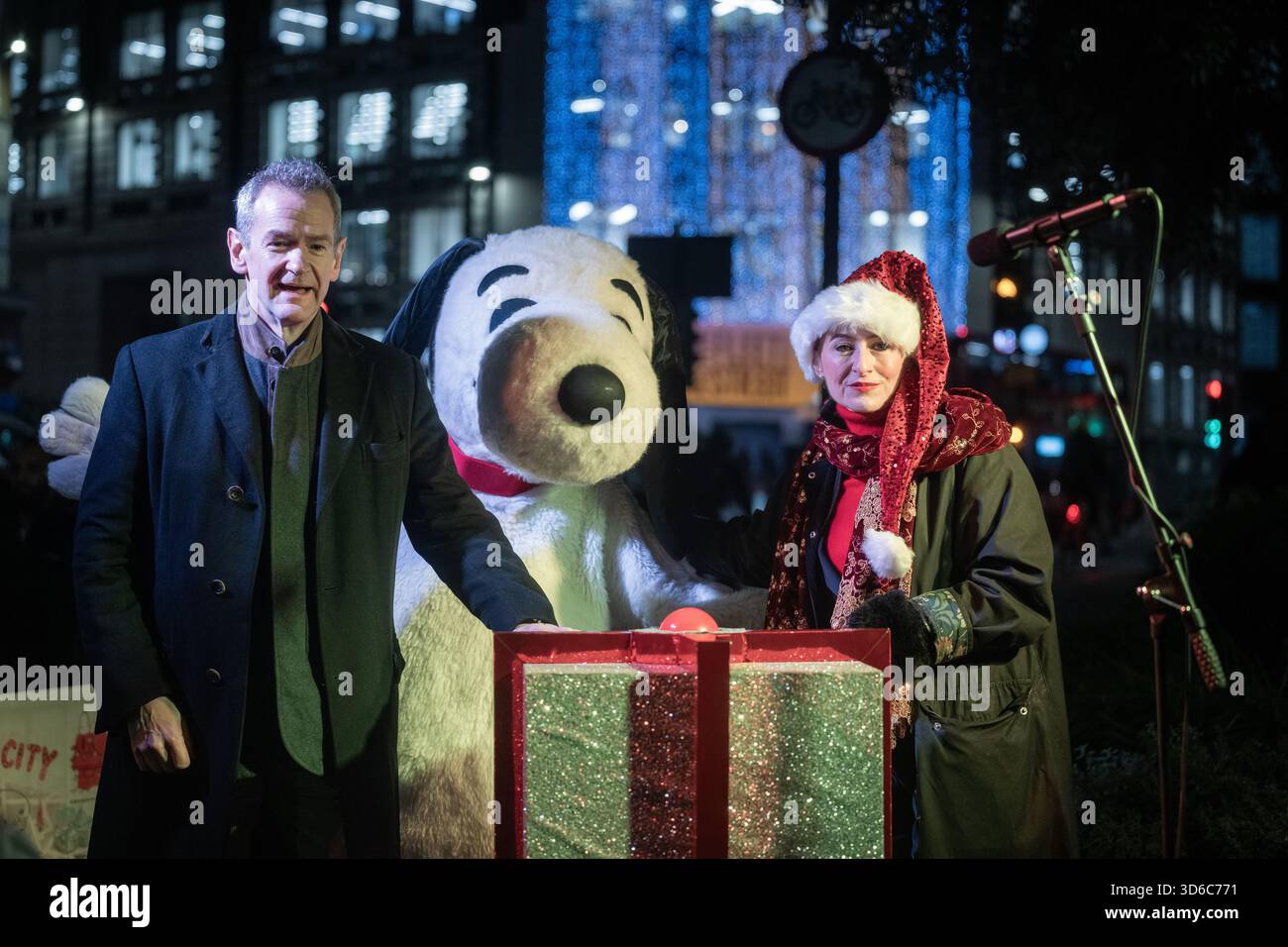 London, UK, 19th November 2025, Christmas Lights were switched on in Fleet Street by Alexander Armstrong, Snoopy and  Lady Lucy French on the 19th November. It marks the start of Festive Fleet Street Quarter 2025 programme which includes a Snoopy sculpture trail. Featuring 12 artist-designed Snoopy sculptures displayed across the Quarter, this runs until 16th January 2026., Andrew Lalchan Photography/Alamy Live News Stock Photo