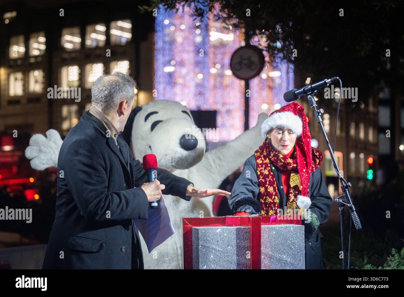 London, UK, 19th November 2025, Christmas Lights were switched on in Fleet Street by Alexander Armstrong, Snoopy and  Lady Lucy French on the 19th November. It marks the start of Festive Fleet Street Quarter 2025 programme which includes a Snoopy sculpture trail. Featuring 12 artist-designed Snoopy sculptures displayed across the Quarter, this runs until 16th January 2026., Andrew Lalchan Photography/Alamy Live News Stock Photo