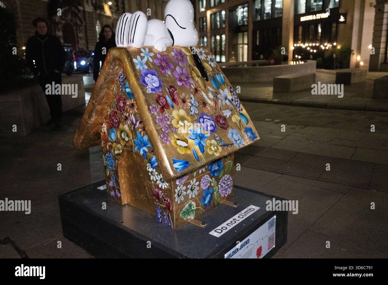 London, UK, 19th November 2025, Christmas Lights were switched on in Fleet Street by Alexander Armstrong, Snoopy and  Lady Lucy French on the 19th November. It marks the start of Festive Fleet Street Quarter 2025 programme which includes a Snoopy sculpture trail. Featuring 12 artist-designed Snoopy sculptures displayed across the Quarter, this runs until 16th January 2026., Andrew Lalchan Photography/Alamy Live News Stock Photo