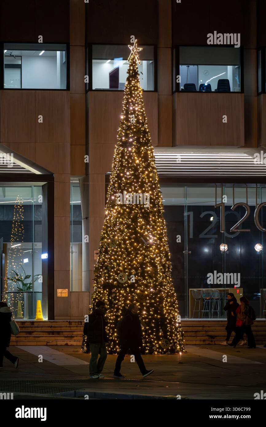 London, UK, 19th November 2025, Christmas Lights were switched on in Fleet Street by Alexander Armstrong, Snoopy and  Lady Lucy French on the 19th November. It marks the start of Festive Fleet Street Quarter 2025 programme which includes a Snoopy sculpture trail. Featuring 12 artist-designed Snoopy sculptures displayed across the Quarter, this runs until 16th January 2026., Andrew Lalchan Photography/Alamy Live News Stock Photo