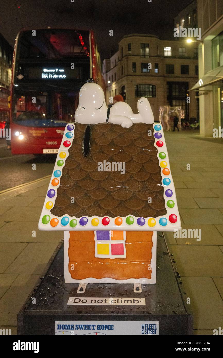 London, UK, 19th November 2025, Christmas Lights were switched on in Fleet Street by Alexander Armstrong, Snoopy and  Lady Lucy French on the 19th November. It marks the start of Festive Fleet Street Quarter 2025 programme which includes a Snoopy sculpture trail. Featuring 12 artist-designed Snoopy sculptures displayed across the Quarter, this runs until 16th January 2026., Andrew Lalchan Photography/Alamy Live News Stock Photo