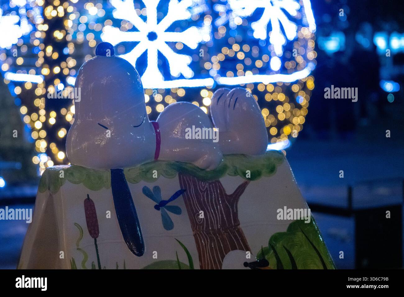 London, UK, 19th November 2025, Christmas Lights were switched on in Fleet Street by Alexander Armstrong, Snoopy and  Lady Lucy French on the 19th November. It marks the start of Festive Fleet Street Quarter 2025 programme which includes a Snoopy sculpture trail. Featuring 12 artist-designed Snoopy sculptures displayed across the Quarter, this runs until 16th January 2026., Andrew Lalchan Photography/Alamy Live News Stock Photo
