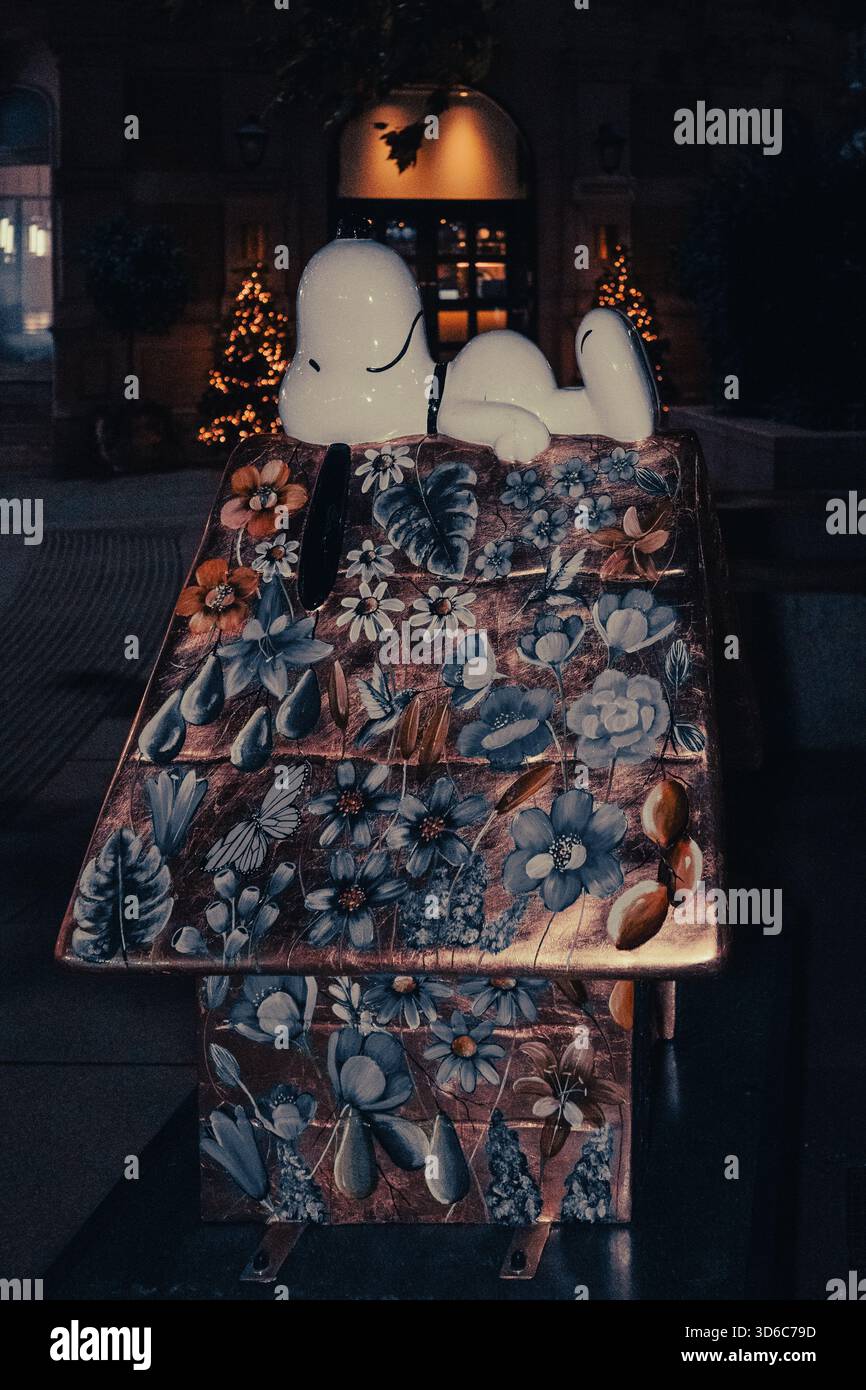 London, UK, 19th November 2025, Christmas Lights were switched on in Fleet Street by Alexander Armstrong, Snoopy and  Lady Lucy French on the 19th November. It marks the start of Festive Fleet Street Quarter 2025 programme which includes a Snoopy sculpture trail. Featuring 12 artist-designed Snoopy sculptures displayed across the Quarter, this runs until 16th January 2026., Andrew Lalchan Photography/Alamy Live News Stock Photo