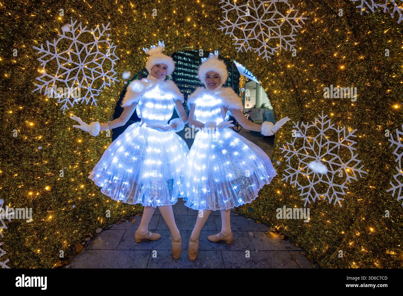 London, UK, 19th November 2025, Christmas Lights were switched on in Fleet Street by Alexander Armstrong, Snoopy and  Lady Lucy French on the 19th November. It marks the start of Festive Fleet Street Quarter 2025 programme which includes a Snoopy sculpture trail. Featuring 12 artist-designed Snoopy sculptures displayed across the Quarter, this runs until 16th January 2026., Andrew Lalchan Photography/Alamy Live News Stock Photo