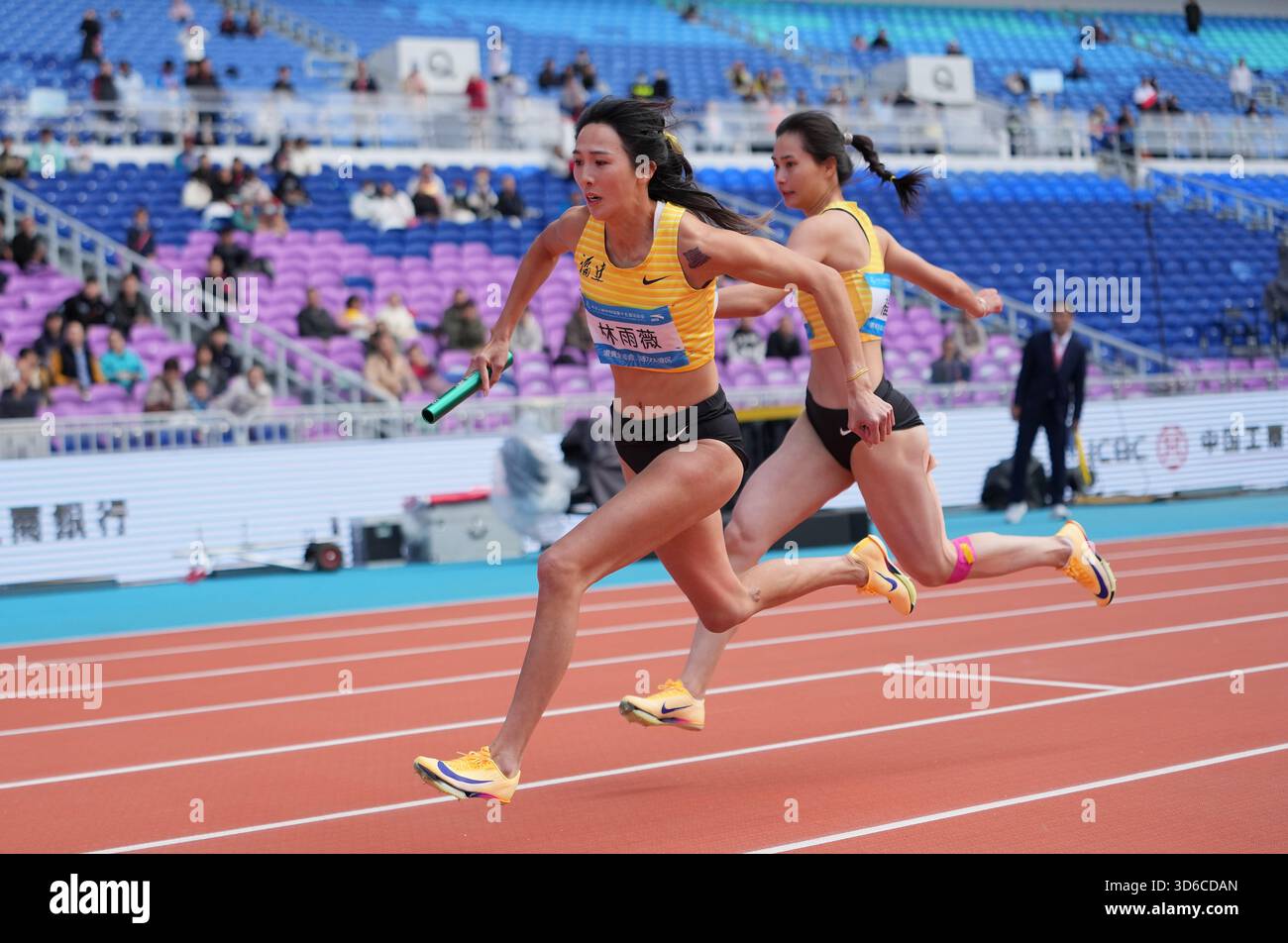 Lin Yuwei Sprinter (251120) -- GUANGZHOU, Nov. 20, 2025 (Xinhua) -- Lin Yuwei (L) of ...