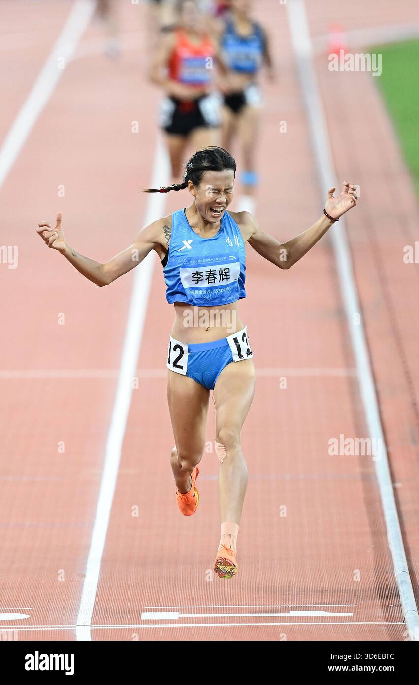 (251120) -- GUANGZHOU, Nov. 20, 2025 (Xinhua) -- Li Chunhui of Jilin ...