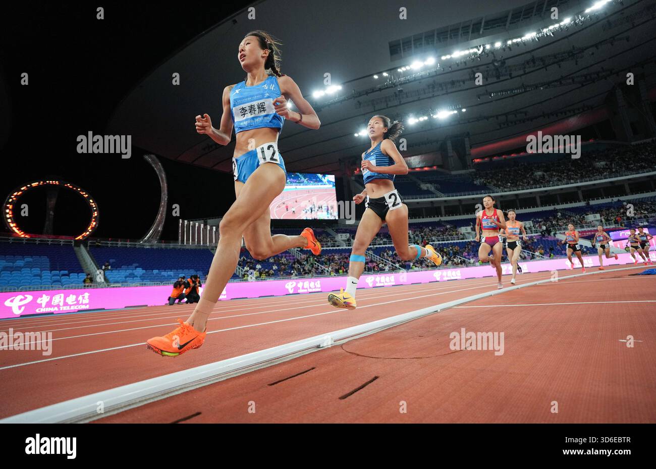 (251120) -- GUANGZHOU, Nov. 20, 2025 (Xinhua) -- Li Chunhui (L) of ...