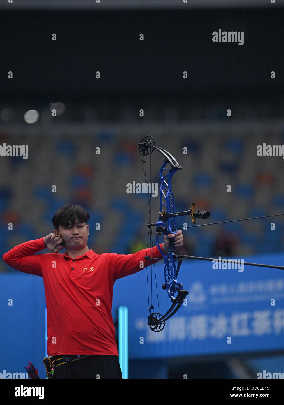 (251120) -- SHENZHEN, Nov. 20, 2025 (Xinhua) -- Ding Yiliang of Jiangsu ...