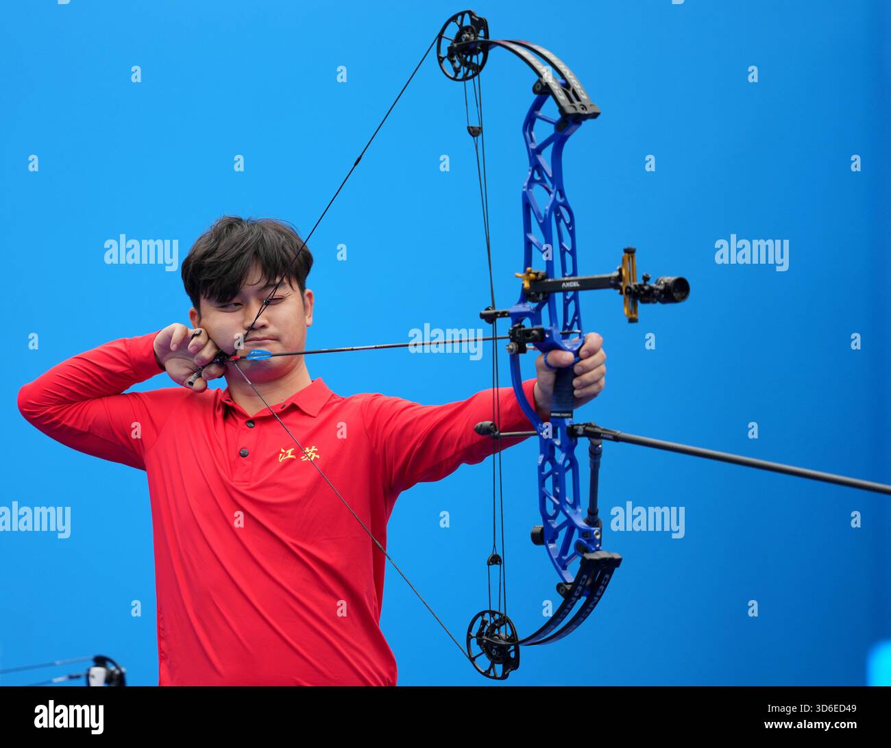 (251120) -- SHENZHEN, Nov. 20, 2025 (Xinhua) -- Ding Yiliang of Jiangsu ...