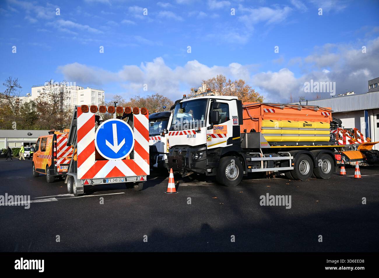 Illustration of the DiRIF intervention vehicles on highway and freeway ...