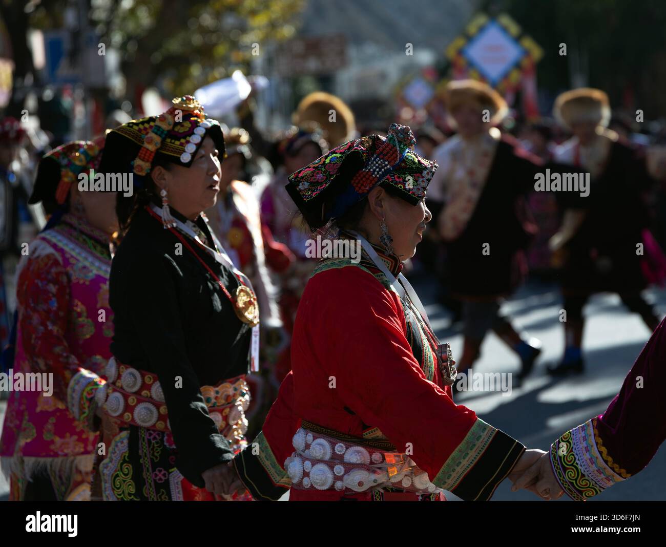(251120) WENCHUAN, Nov. 20, 2025 (Xinhua) Women in ethnic attire