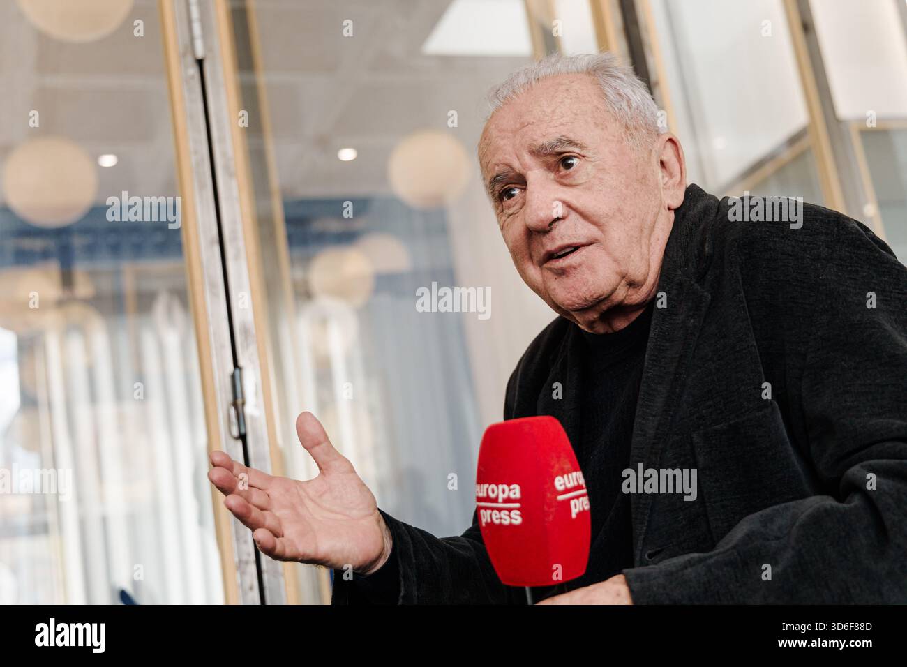 Singer-songwriter Víctor Manuel during an interview for Europa Press ...