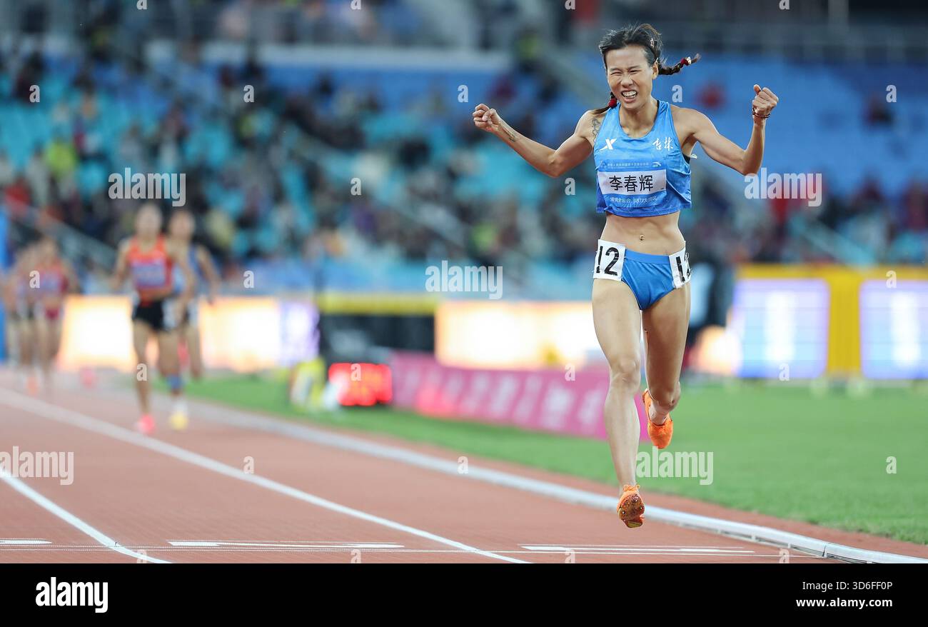 (251120) -- GUANGZHOU, Nov. 20, 2025 (Xinhua) -- Li Chunhui of Jilin ...