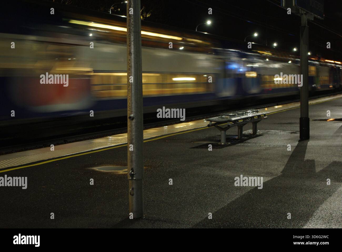 train passant dans une gare de banlieue parisienne. Stock Photo