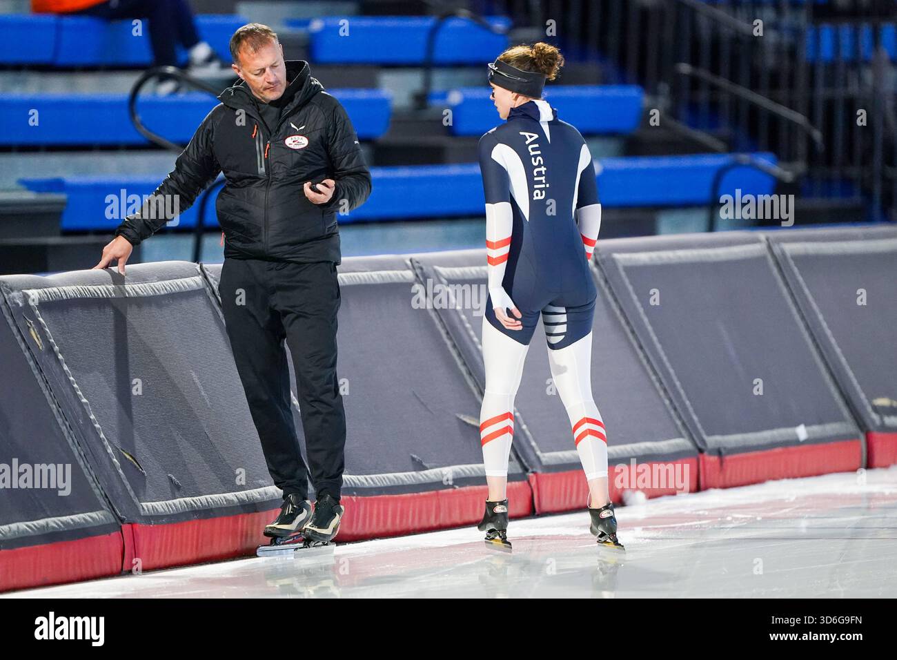 CALGARY CANADA NOVEMBER 19 Hannes Wolf Anna Molnar Of Austria Calgary Canada November 19 Hannes Wolf Anna Molnar Of Austria During A Training Prior The Isu World Cup Speed Skating 2 At The Olympic Oval On November 19 2025 In Calgary Canada Photo By Andre Pictures 3D6G9FN
