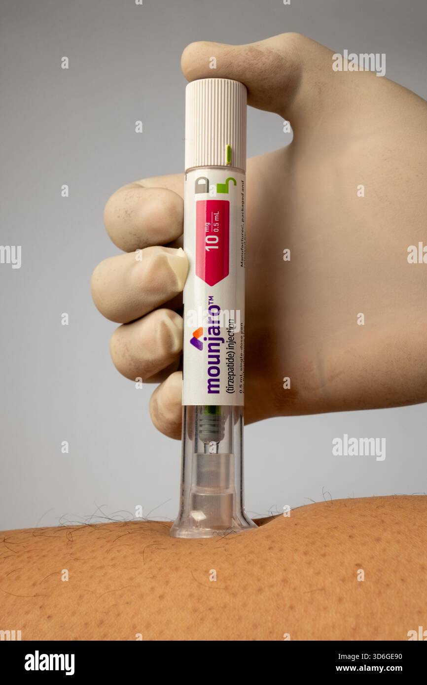 tirzepatide leg pain Leg pain injection hi-res stock photography and images