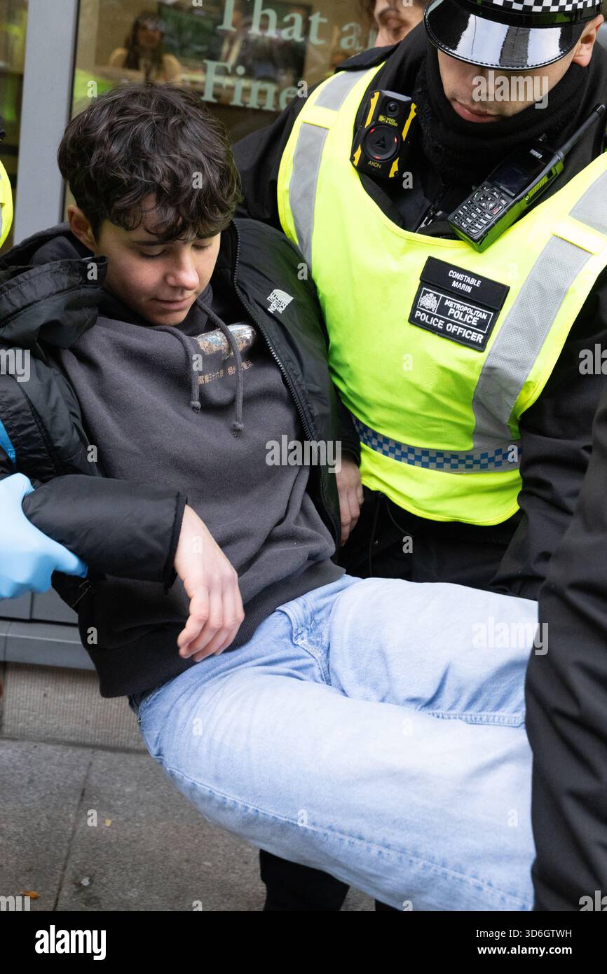 40 are arrested for allegedly displaying signs in support of proscribed ...