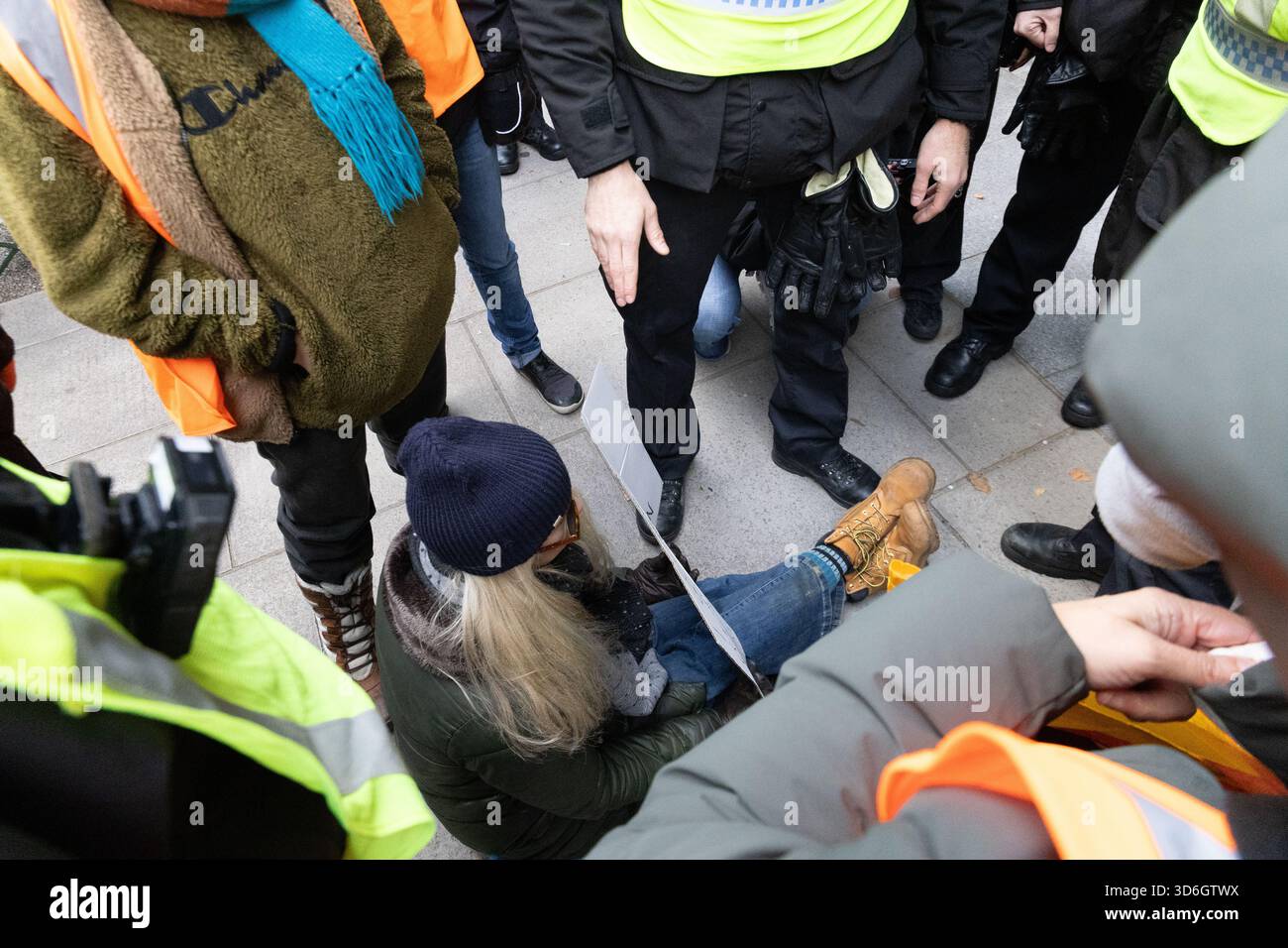 40 are arrested for allegedly displaying signs in support of proscribed ...