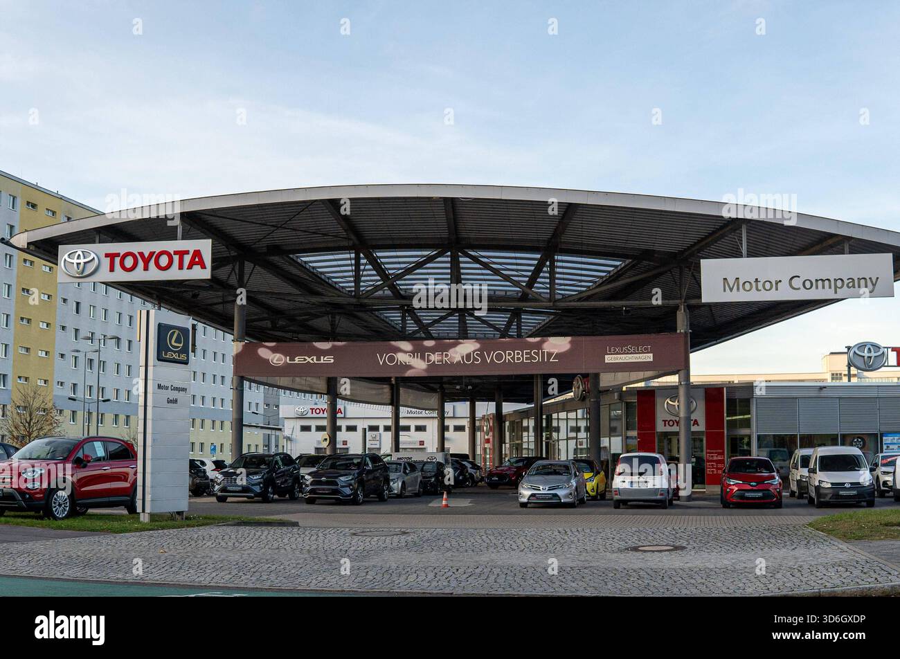 Berlin, Stadtbild, im Bild: ein Autohaus von Toyota in der Allee der ...