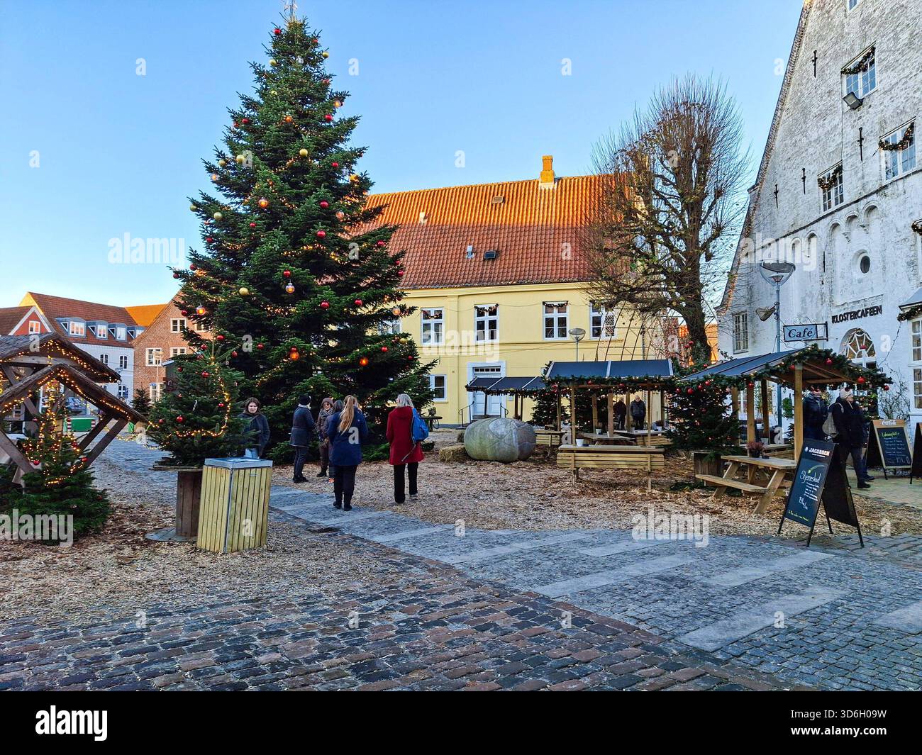 Stockbilder 11/2025 Weihnachtsmarkt in der Fussgängerzone von Tondern ...