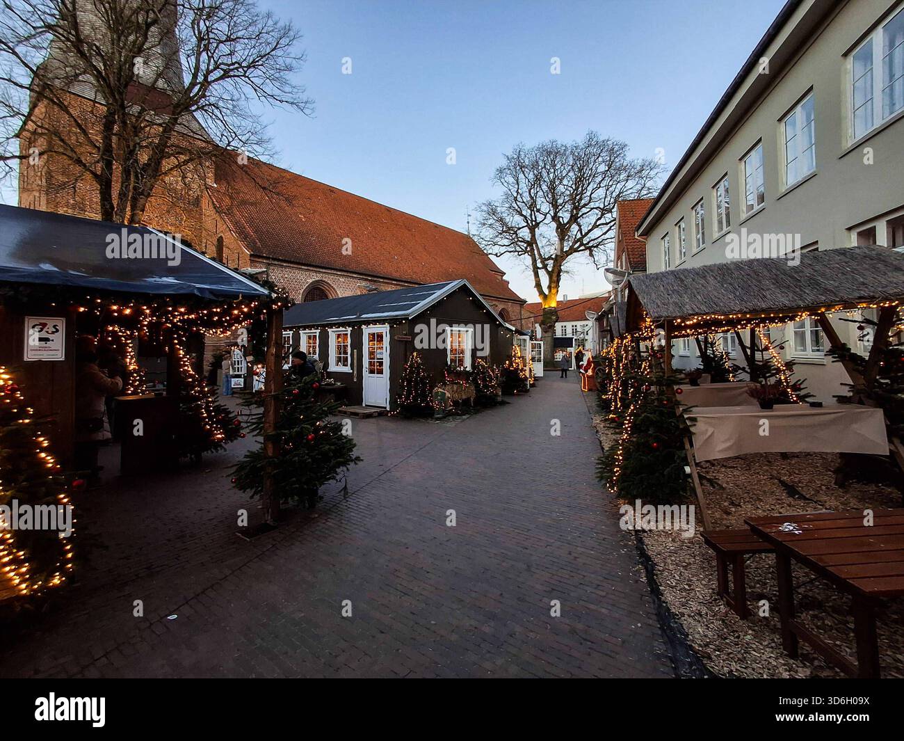 Stockbilder 11/2025 Weihnachtsmarkt in der Fussgängerzone von Tondern ...