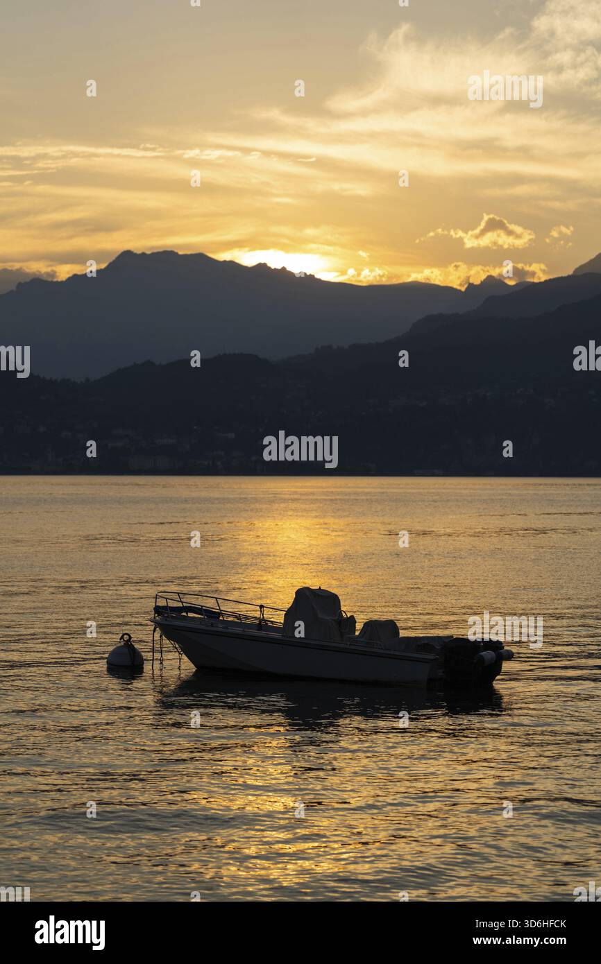 Tranquil lake sunset reflects hi-res stock photography and images - Alamy