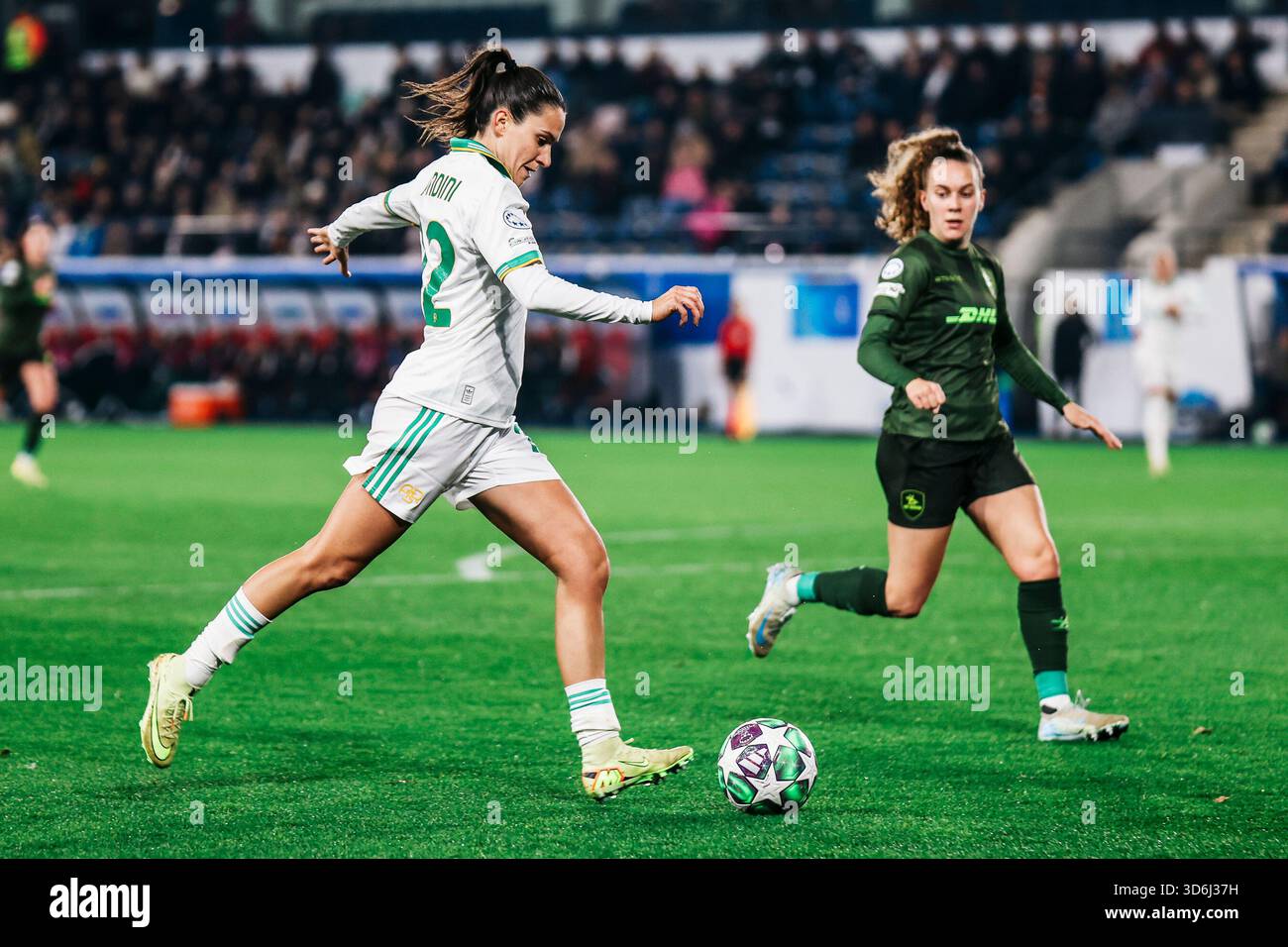 Marta Pandini (AS Roma, #22) challenges Alixe Bosteels (OH Leuven, #7 ...