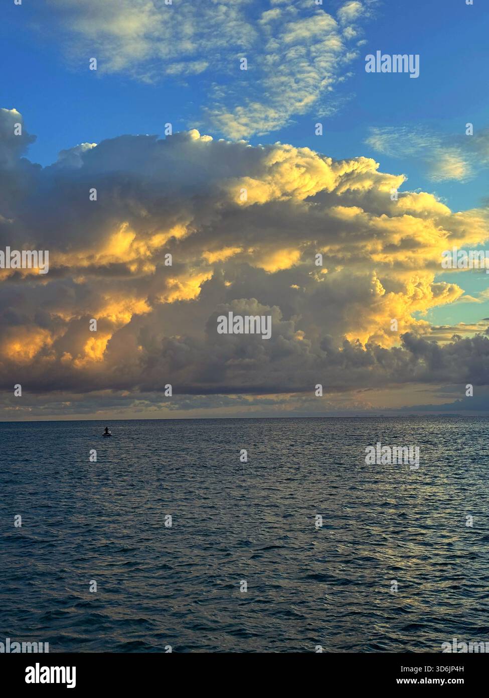 Sea sunrise over beach dramatic hi-res stock photography and images - Alamy