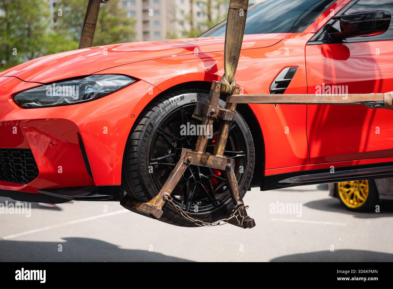 Close up car being lifted hi-res stock photography and images - Alamy
