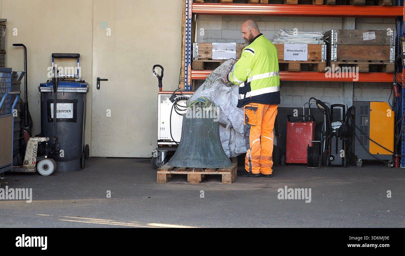 21 November 2025, Lower Saxony, Achim: The stolen bell from a Bremen ...