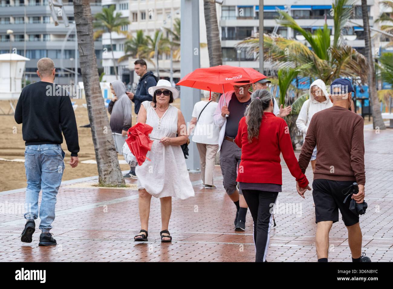 Gran Canaria, Canary Islands, Spain. 21st November, 2025. Rain and cooler temperatures for many British tourists on the city beach in Las Palmas on Gran Canaria. Credit: Alan Dawson/Alamy Live News Stock Photo
