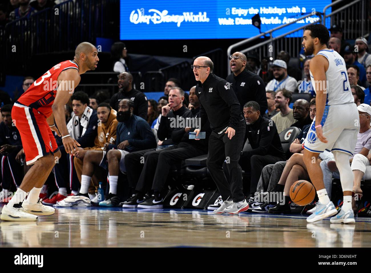 Clipper Assistant Los Angeles Clippers assistant coach Jeff Van Gundy, center, calls out ...