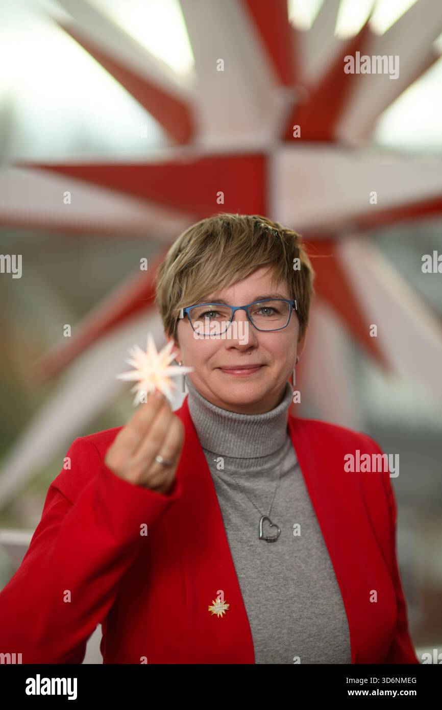 PRODUCTION - 21 November 2025, Saxony, Herrnhut: Katja Ruppert ...