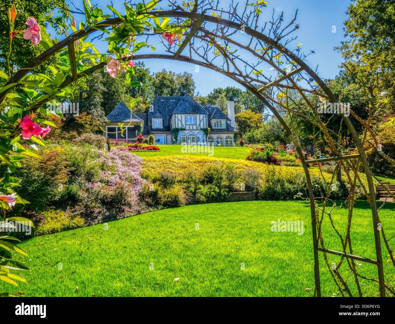 Gibbs gardens manor house garden hi-res stock photography and images ...
