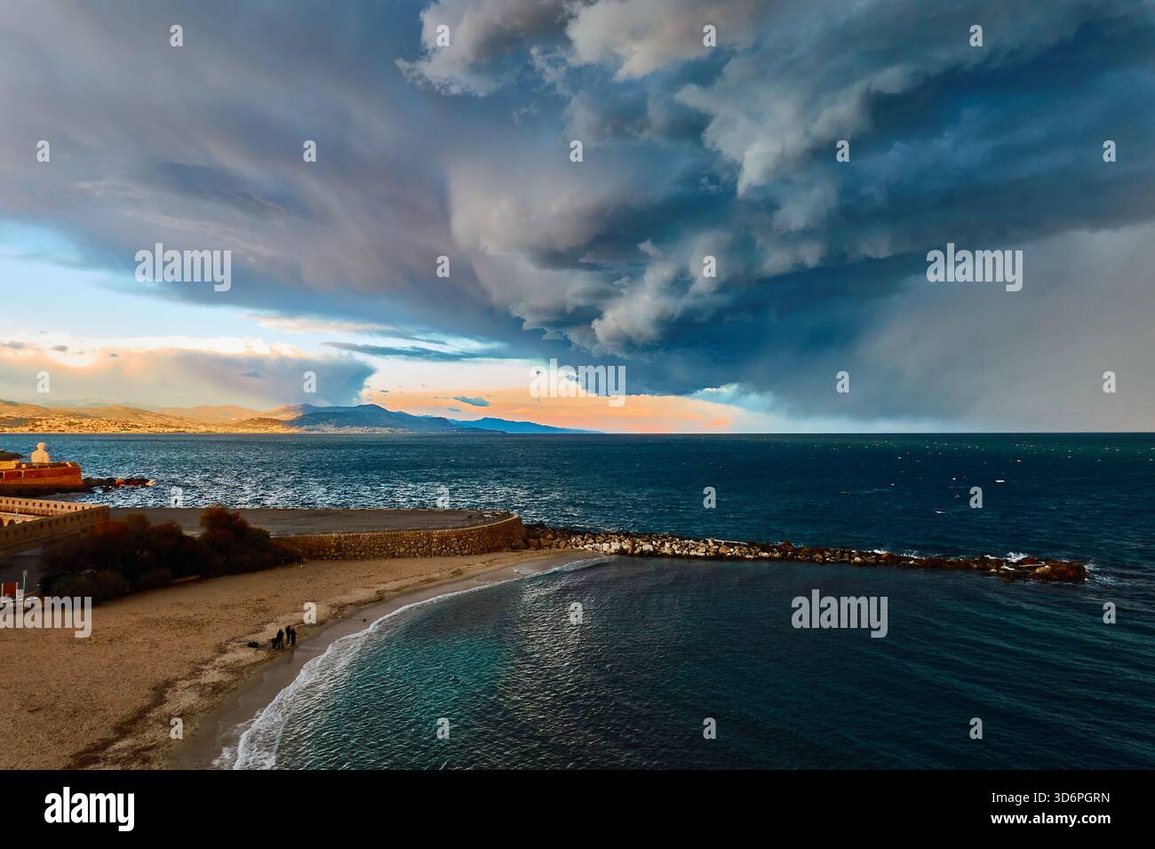 Stormy coastal scene la hi-res stock photography and images - Alamy