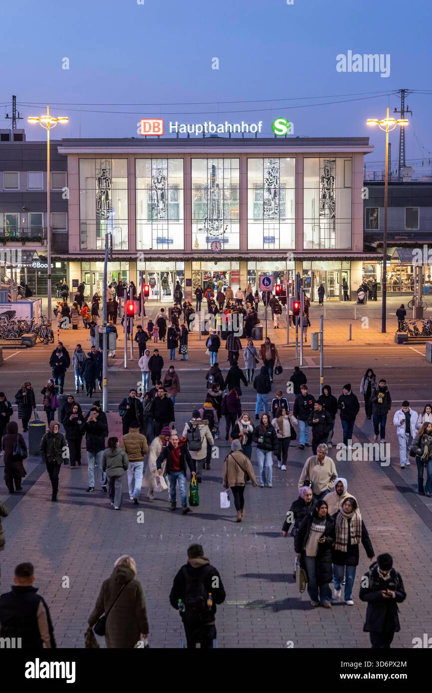Der Hauptbahnhof von Dortmund, Bahnhofsgebäude, Bahnhofsvorplatz