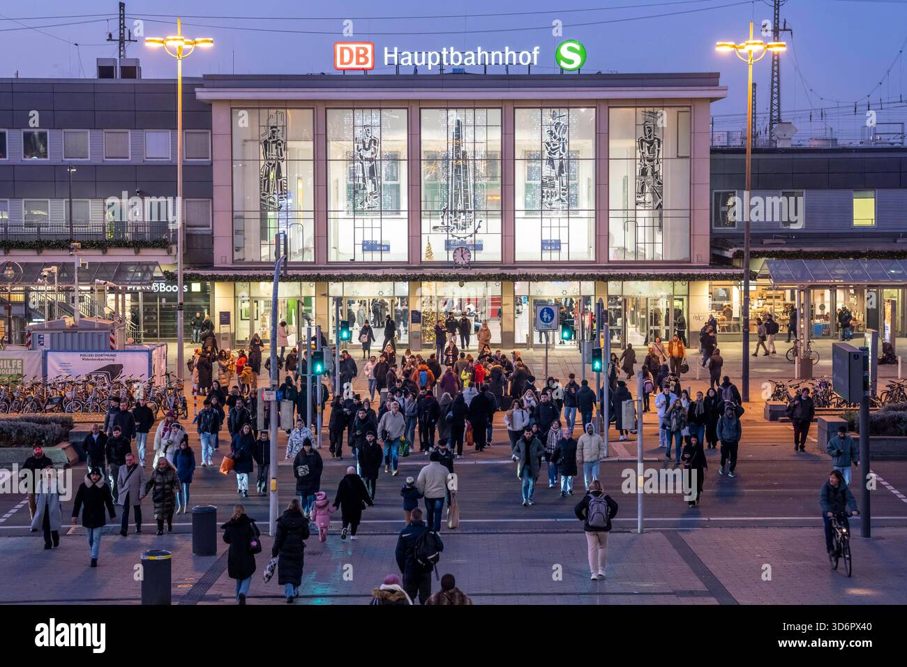 Der Hauptbahnhof von Dortmund, Bahnhofsgebäude, Bahnhofsvorplatz