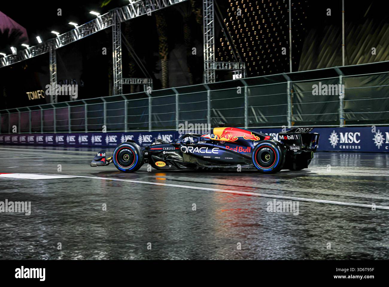 Las Vegas, United States. 21st Nov, 2025. Max Verstappen (NED) - Oracle Red Bull Racing - Red Bull RB21 - Honda RBPT during the Saturday of the Formula 1 Heineken Las Vegas Grand Prix 2025 at Las Vegas Strip Circuit, ahead of Round 22 of 24 of the 2025 FIA Formula One World Championship (November 20-23, 2025). Credit: AVENS-IMAGES.COM/Alamy Live News Stock Photo