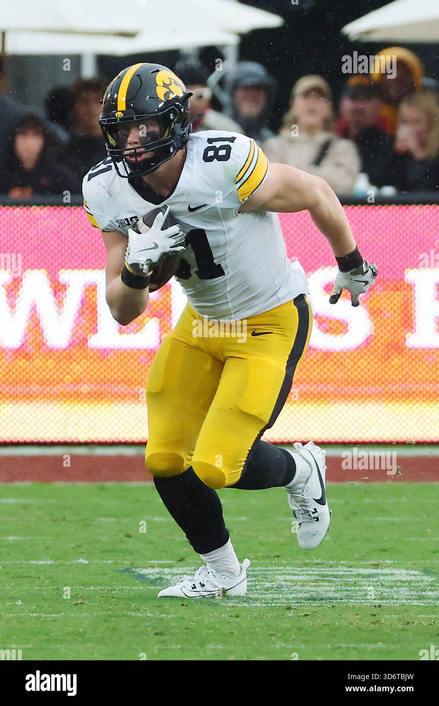Iowa Faces Washington With Healthy DJ Vonnahme After Ohio State Loss