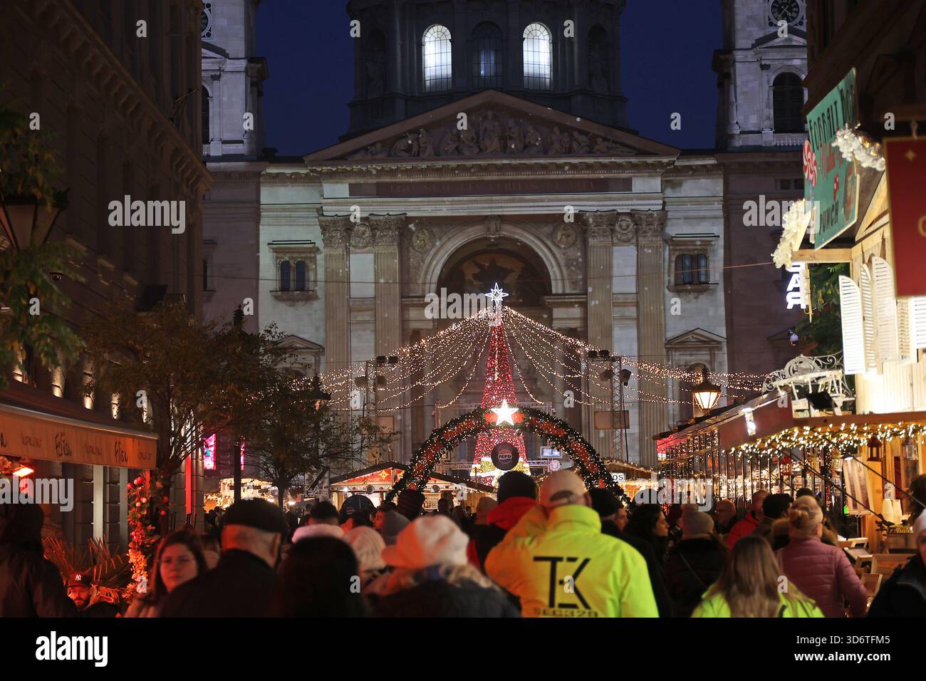 St. Stephen’s Basilica framed by the decorations and Christmas tree of Advent Bazilika Christmas market at night in Budapest, Hungary Stock Photo